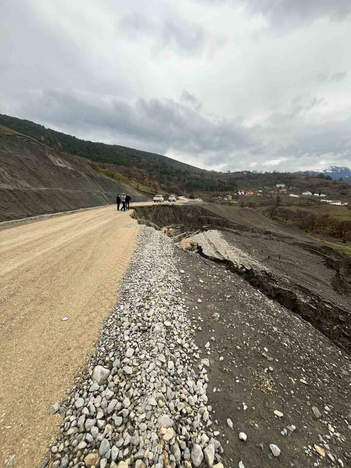 Şenler K&ouml;y&uuml; yolu heyelan nedeniyle ulaşıma kapandı

