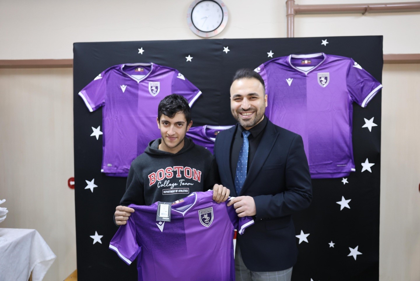 Vezirk&ouml;pr&uuml;&rsquo;de &ouml;zel &ouml;ğrencilere Samsunspor forması s&uuml;rprizi
