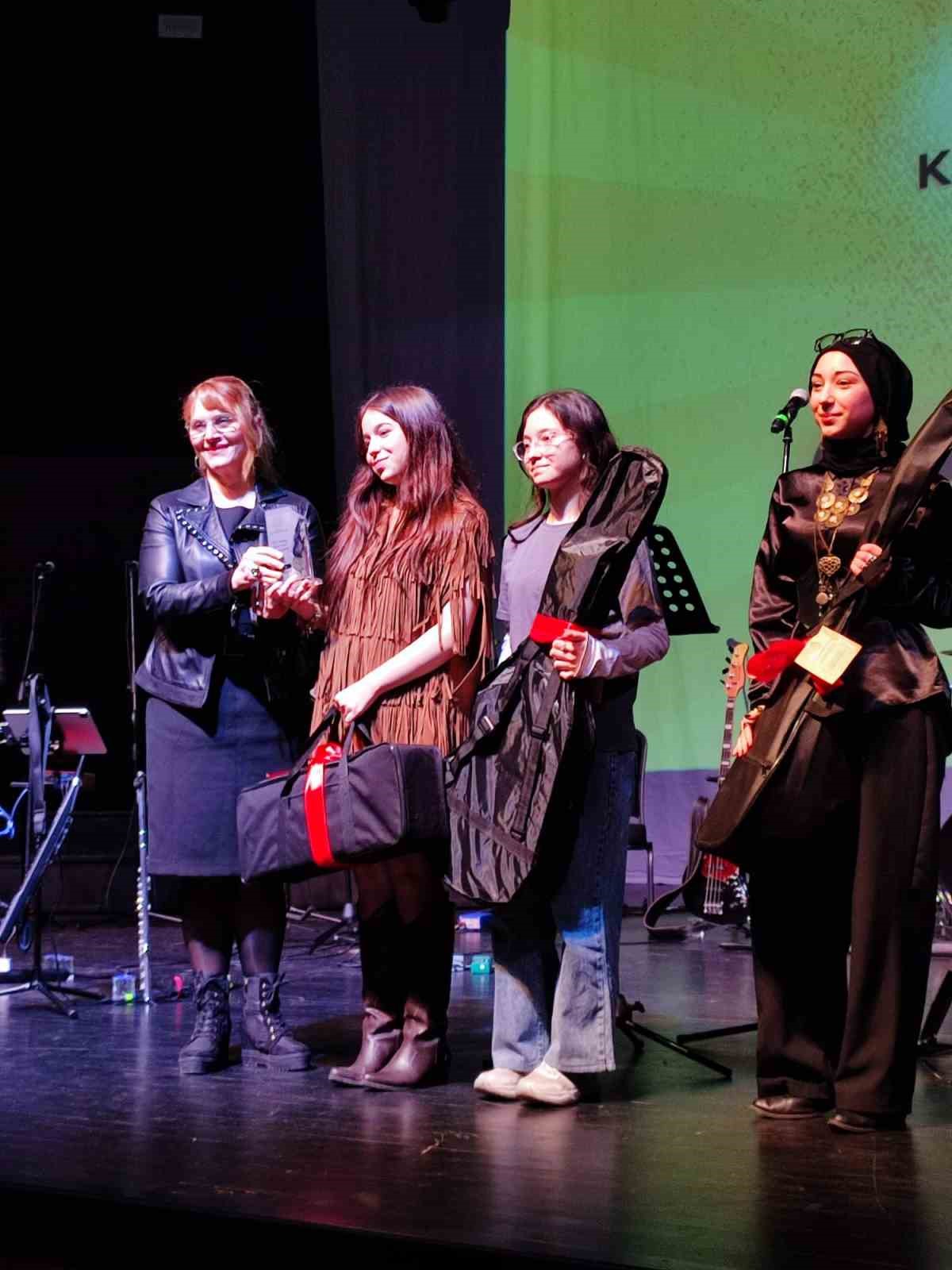 Kocaeli&rsquo;de &ouml;ğrenciler Barış Man&ccedil;o şarkılarıyla yarıştı
