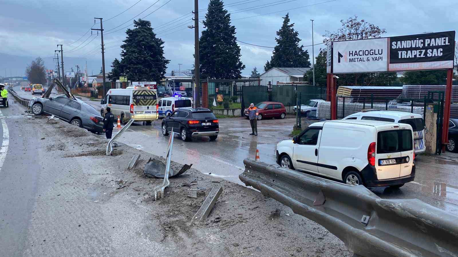 Kocaeli&rsquo;de korkutan kaza: Otomobil bariyerlere ok gibi saplandı
