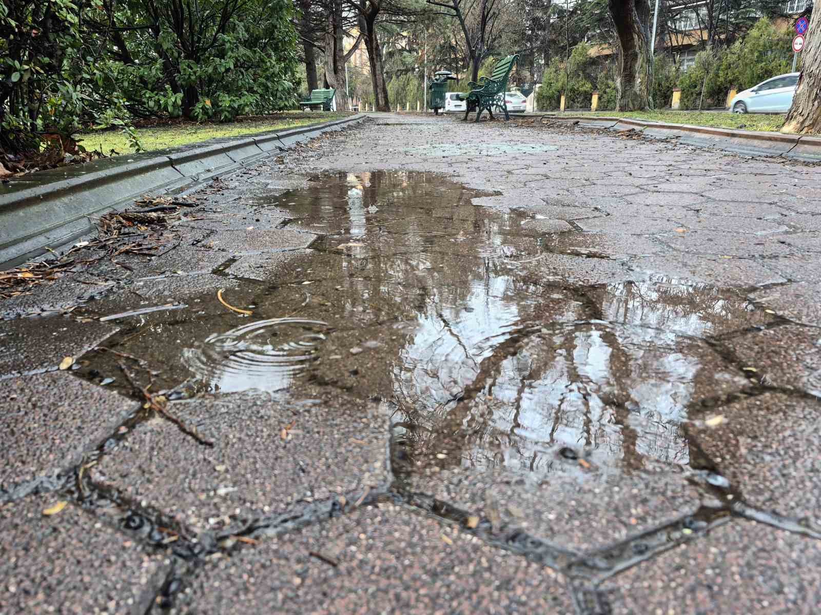 Eskişehir g&uuml;ne yağmurla başladı
