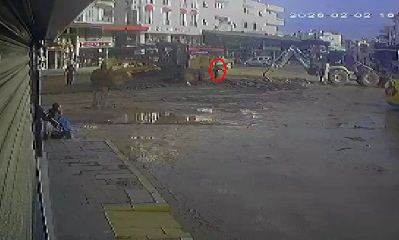 Antalya&rsquo;da iş makinesinin belediye &ccedil;alışanına &ccedil;arpma anı kamerada
