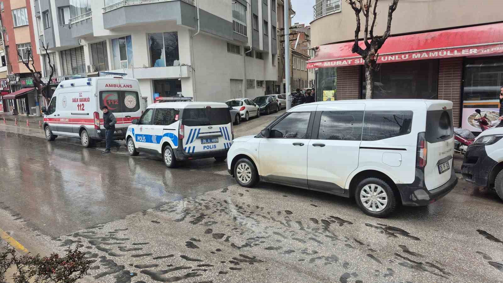 Baz istasyonuna bakım yaparken &ccedil;atıdan d&uuml;şen iş&ccedil;i ağır yaralandı
