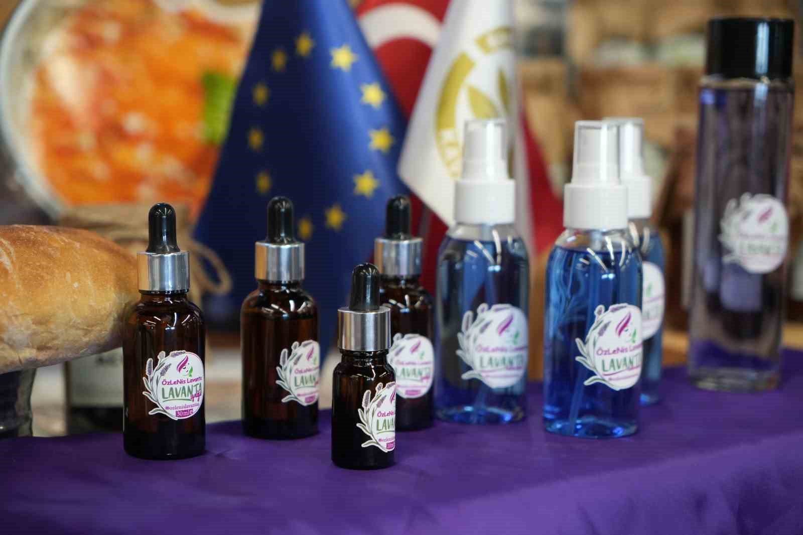 Lavanta kadınların elinde &ccedil;eşitli &uuml;r&uuml;nleri d&ouml;n&uuml;ş&uuml;yor: Yağ, mum, kolonya
