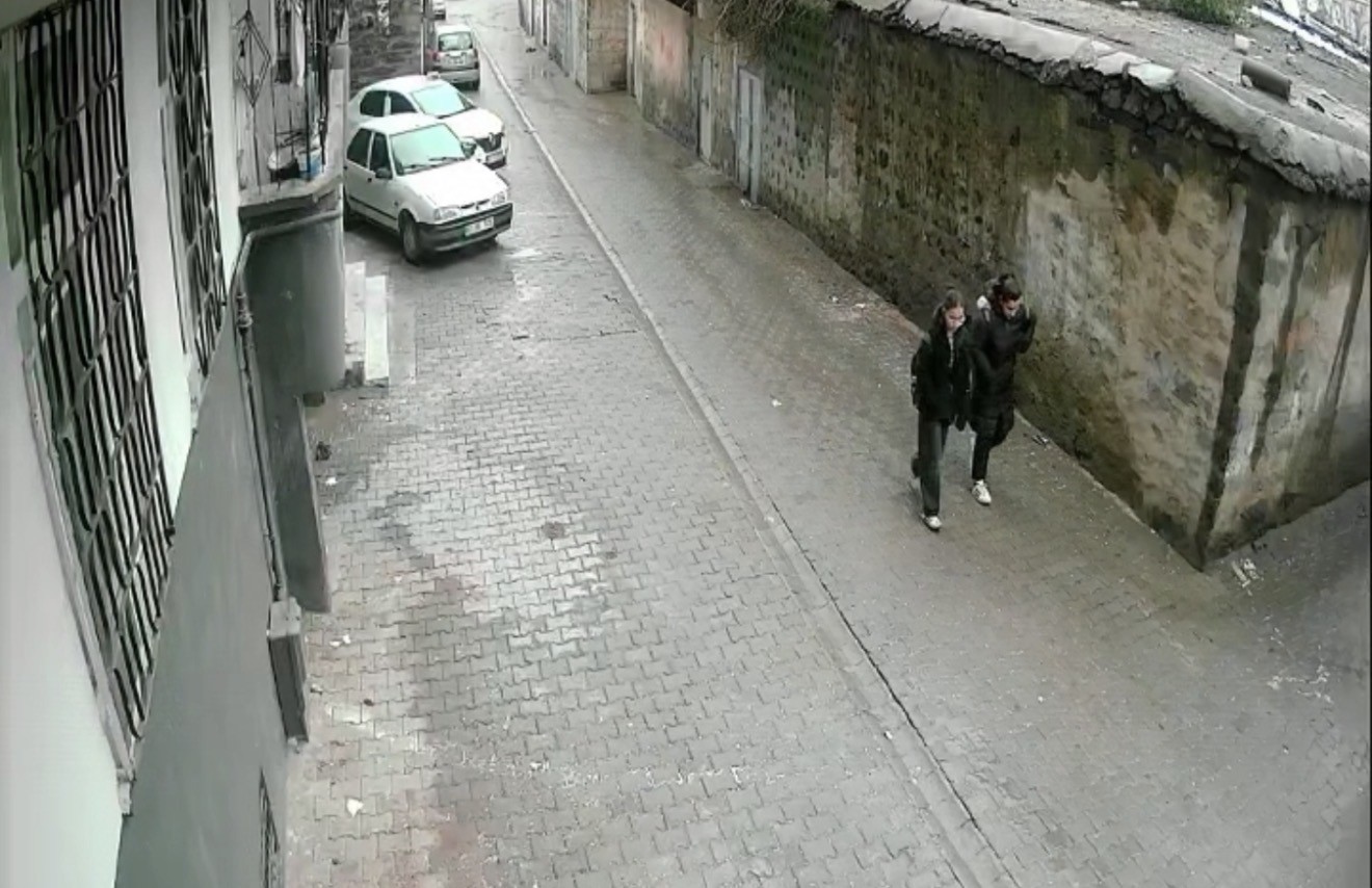 Siverek&rsquo;te duvar &ccedil;&ouml;kt&uuml;: 2 &ccedil;ocuk saniyelerle kurtuldu
