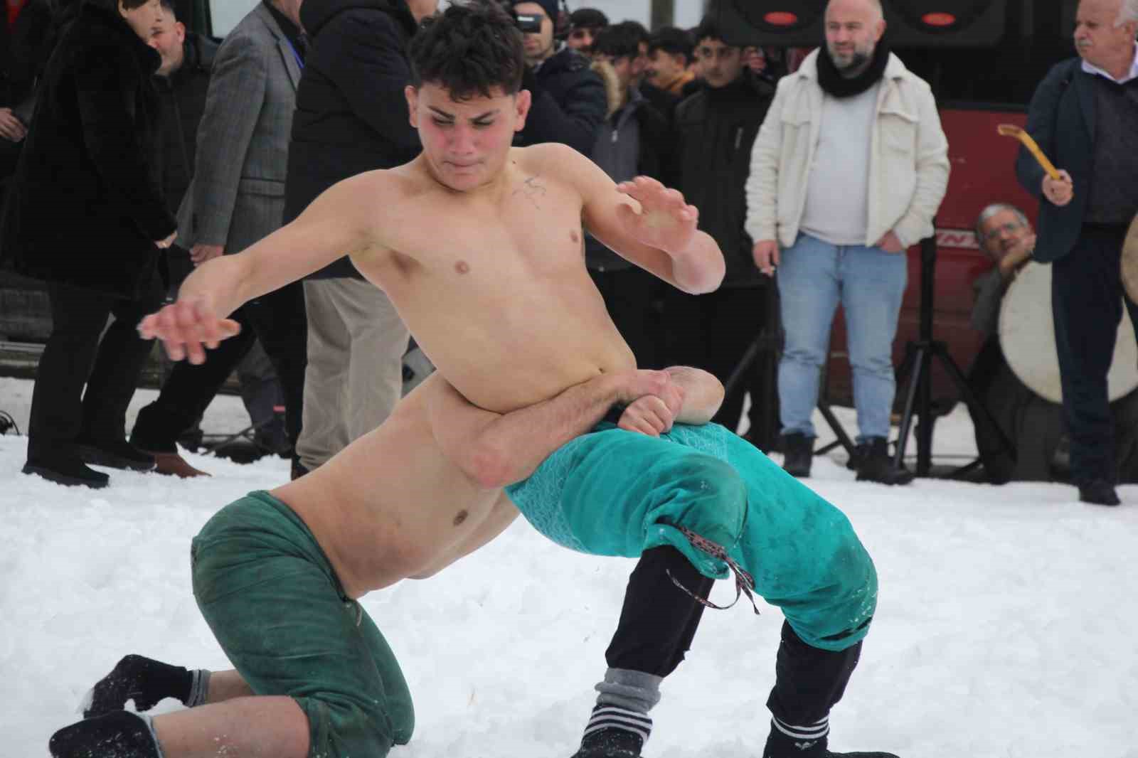 Artvin&rsquo;de 300 yıllık kar &uuml;st&uuml; karakucak geleneği yaşatılıyor
