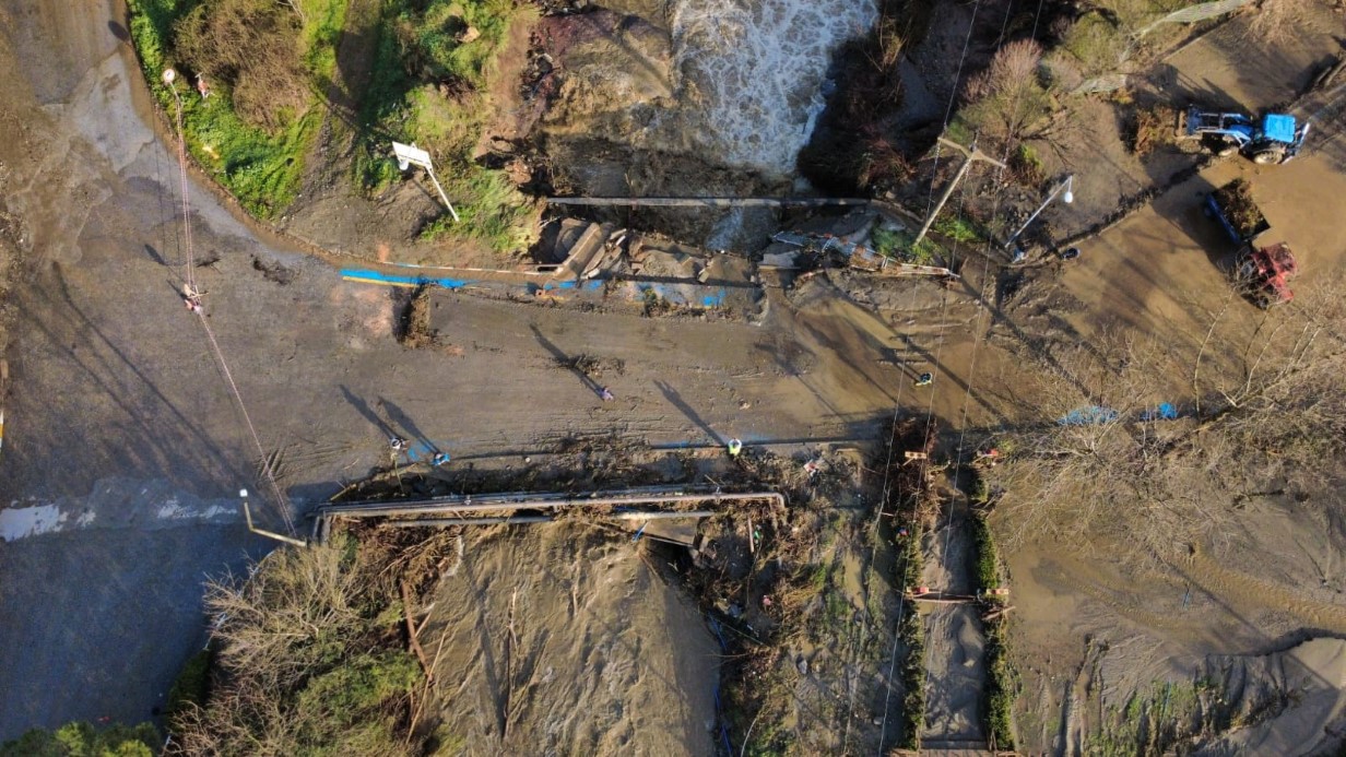 Salihli&rsquo;de sel felaketi: K&ouml;pr&uuml; yıkıldı, nehir taştı, yollar kapandı