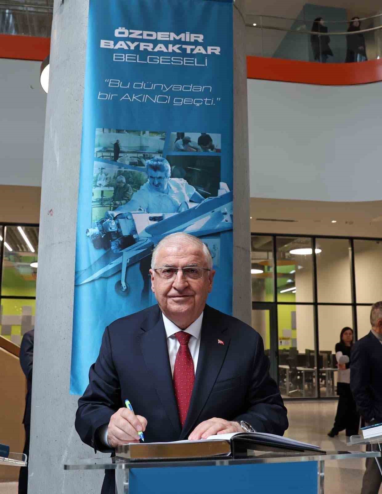 Milli Savunma Bakanı G&uuml;ler, &Ouml;zdemir Bayraktar anısına hazırlanan belgeselin g&ouml;sterimine katıldı
