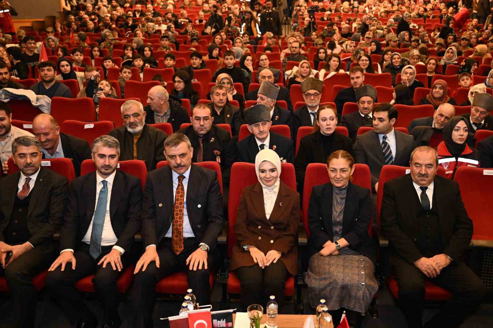 Bakan G&ouml;ktaş &rsquo;Medd-Up&rsquo; sahne g&ouml;sterisini izledi
