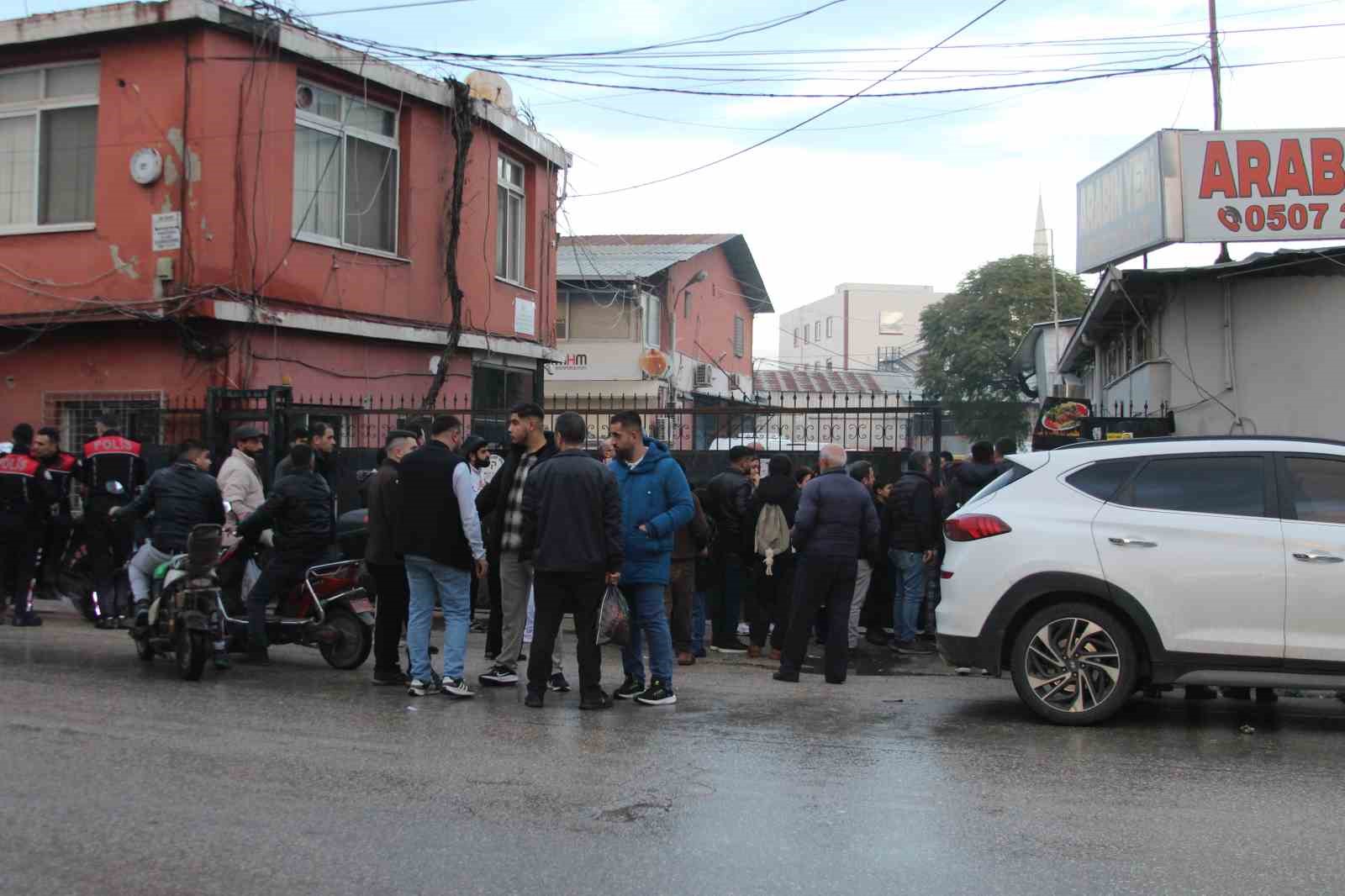 Eski &ccedil;alıştığı iş yerini basıp 4 kişiyi vuran şahıs &ccedil;atıda yakalandı
