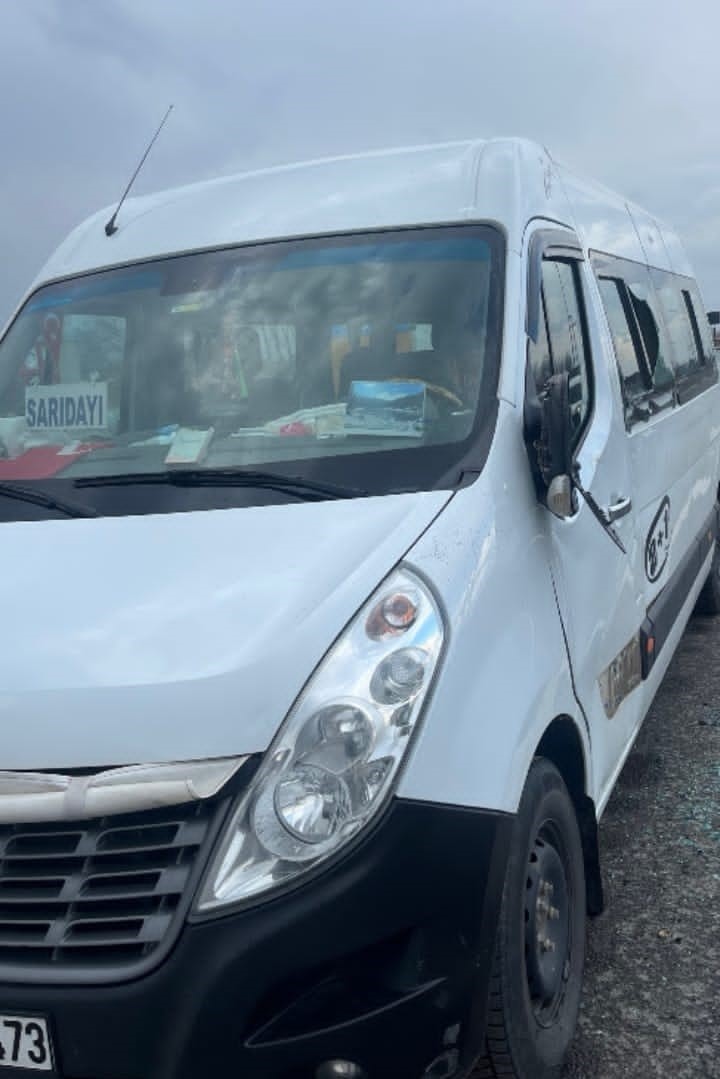 Bursa&rsquo;da servis minib&uuml;s&uuml;nden inen s&uuml;r&uuml;c&uuml;ye ara&ccedil; &ccedil;arptı
