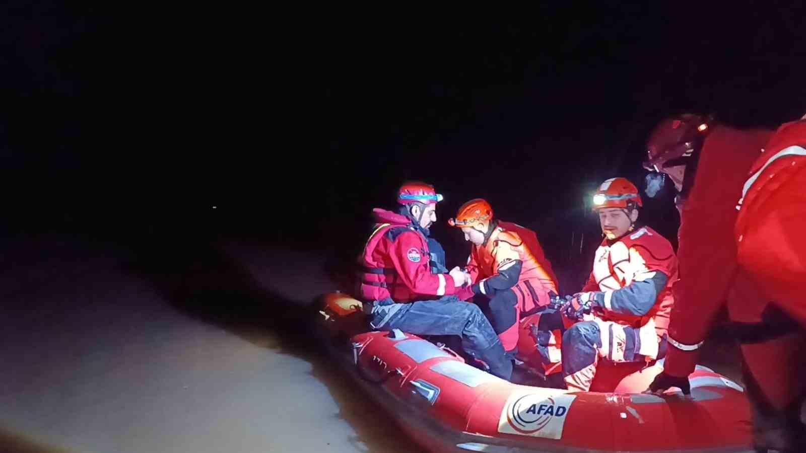 Meri&ccedil; Nehri kıyısında mahsur kalan 2 iş&ccedil;i kurtarıldı
