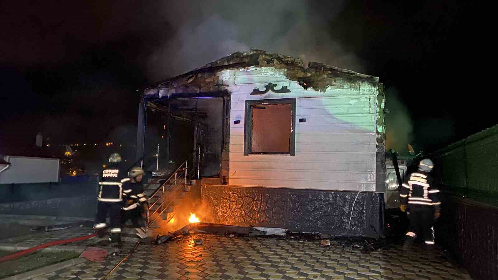&Ccedil;orum&rsquo;da bağ evi alevlere teslim oldu

