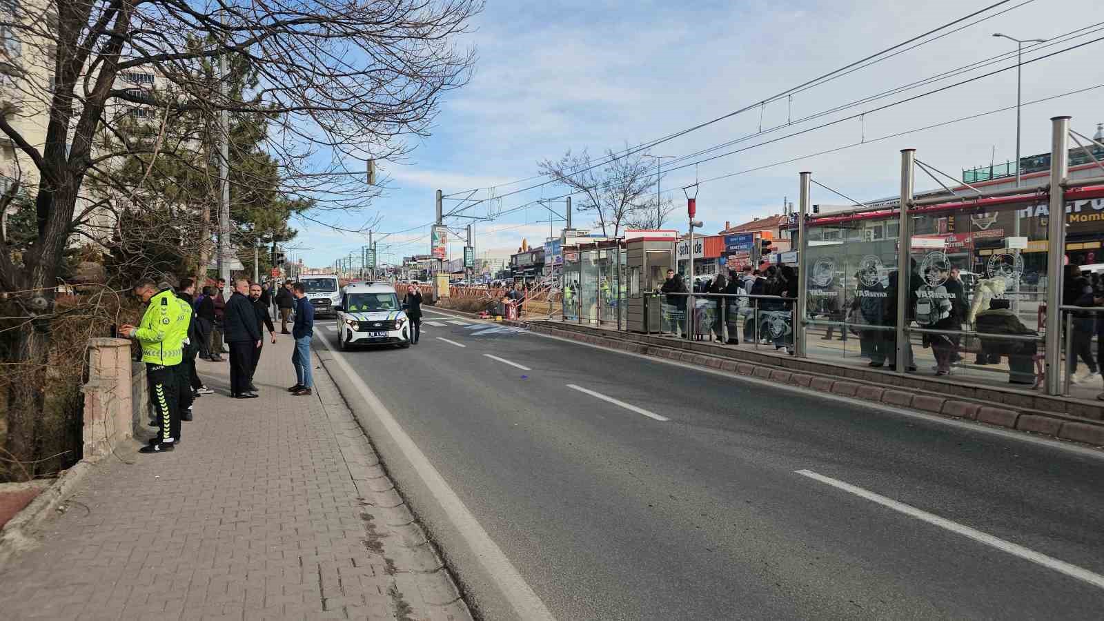 Kayseri&rsquo;de aracın, ref&uuml;jdeki yayaların arasına daldığı kazada kamerada
