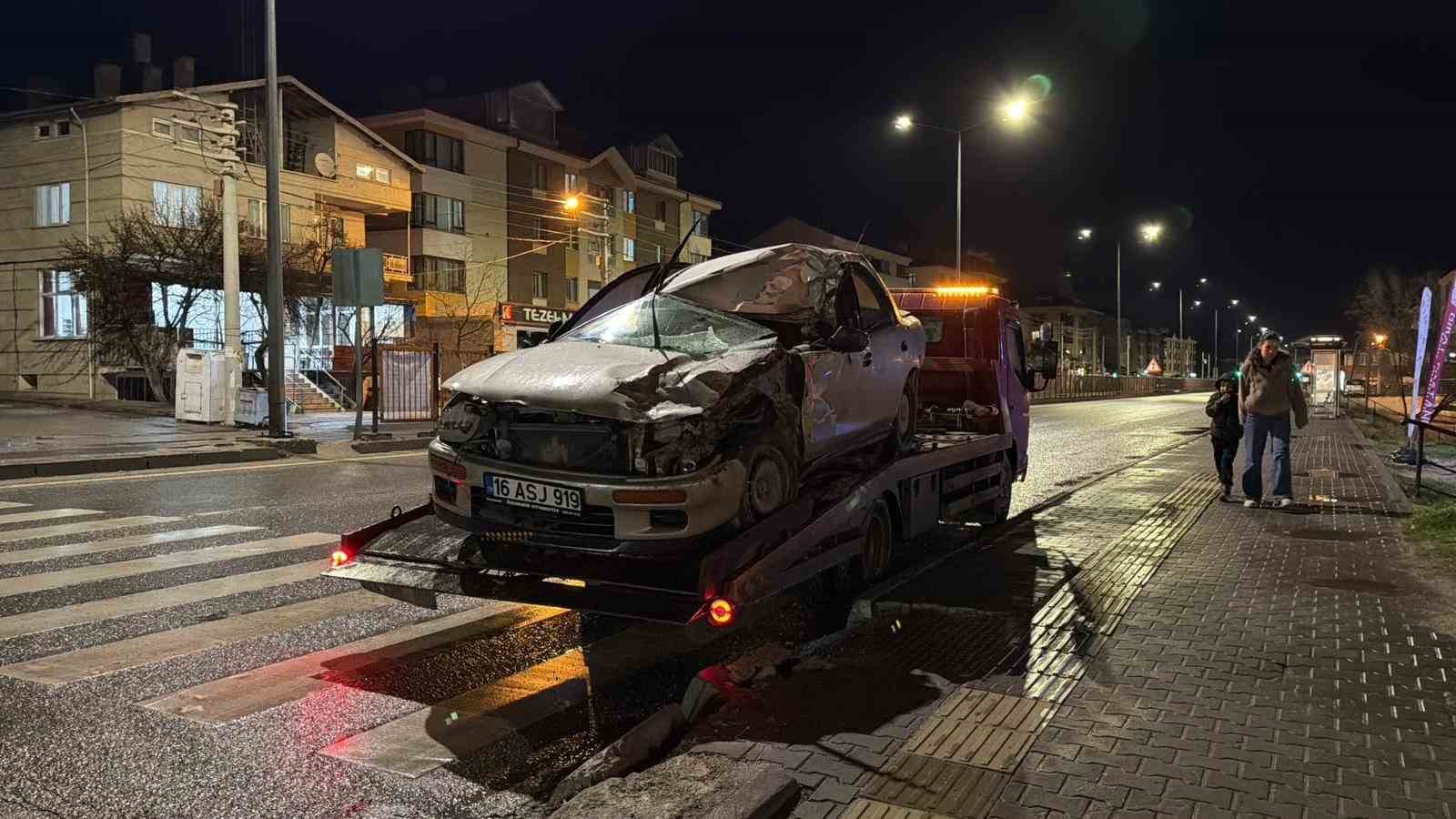Tıra arkadan &ccedil;arpan otomobilin s&uuml;r&uuml;c&uuml;s&uuml; yaralandı
