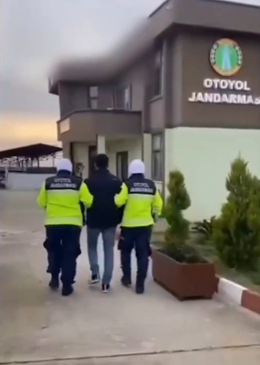 Otobanda 324 Km hıza ulaşan motosikletli &ouml;l&uuml;me meydan okudu
