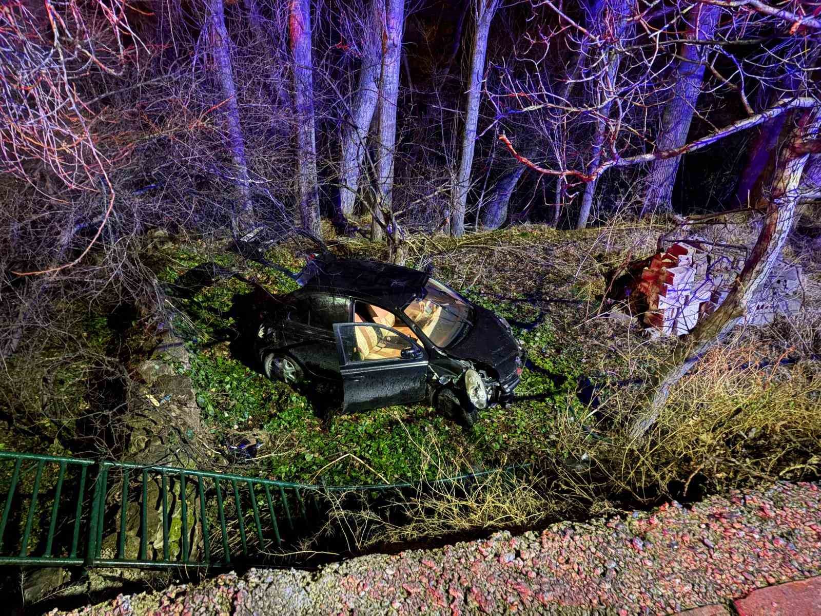 Ehliyetsiz s&uuml;r&uuml;c&uuml; 5 metrelik bah&ccedil;e duvarından u&ccedil;tu: 1 yaralı
