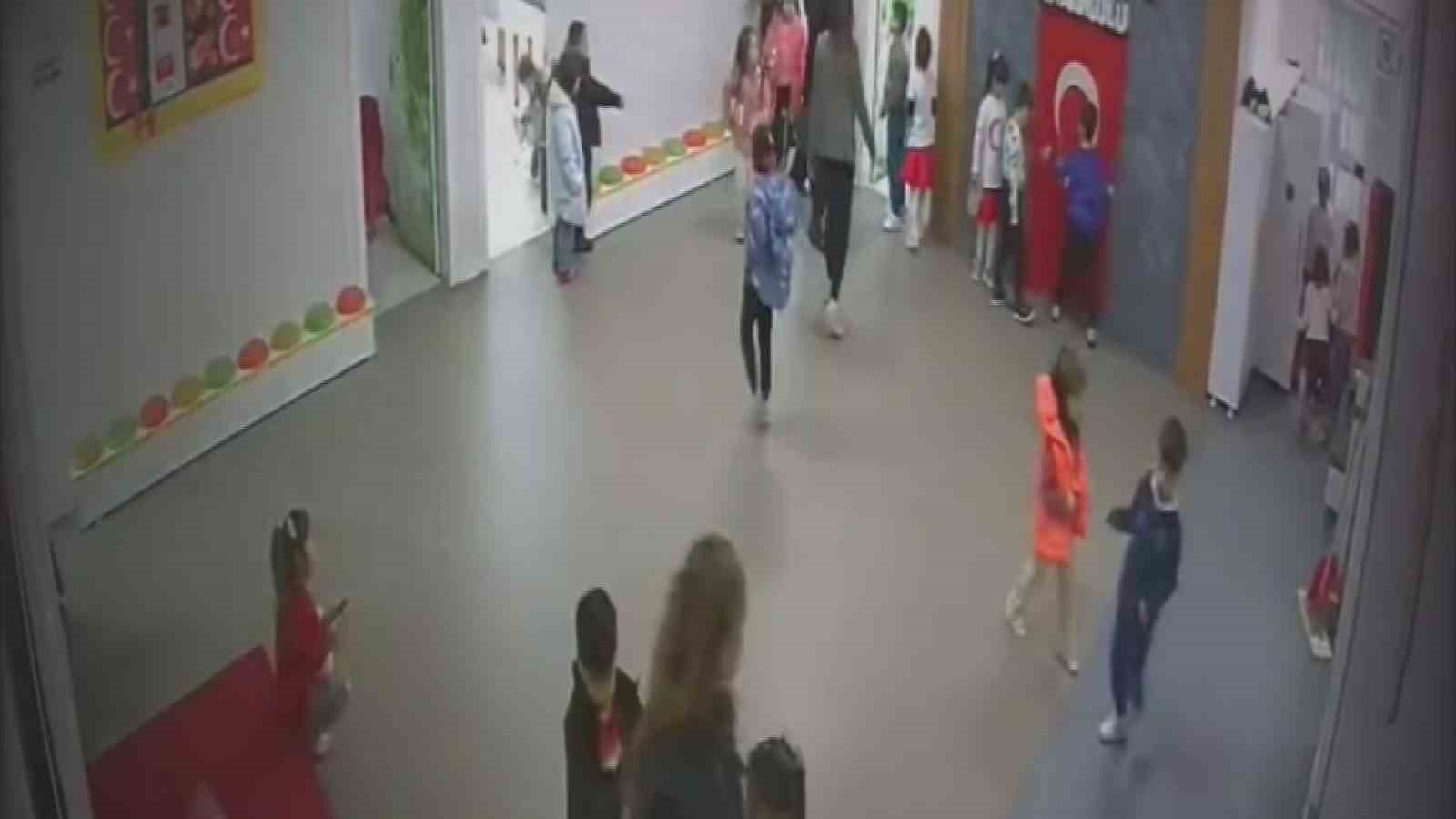 Minik &ouml;ğrencilerin bayrak hassasiyeti duygulandırdı
