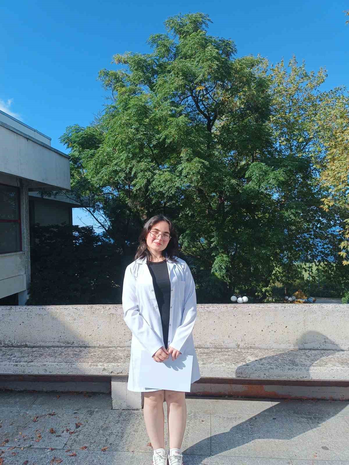 Lenf kanserini yendi, doktorundan ilham alıp tıp fak&uuml;ltesini kazandı: Yıllar sonra yine aynı karede buluştular
