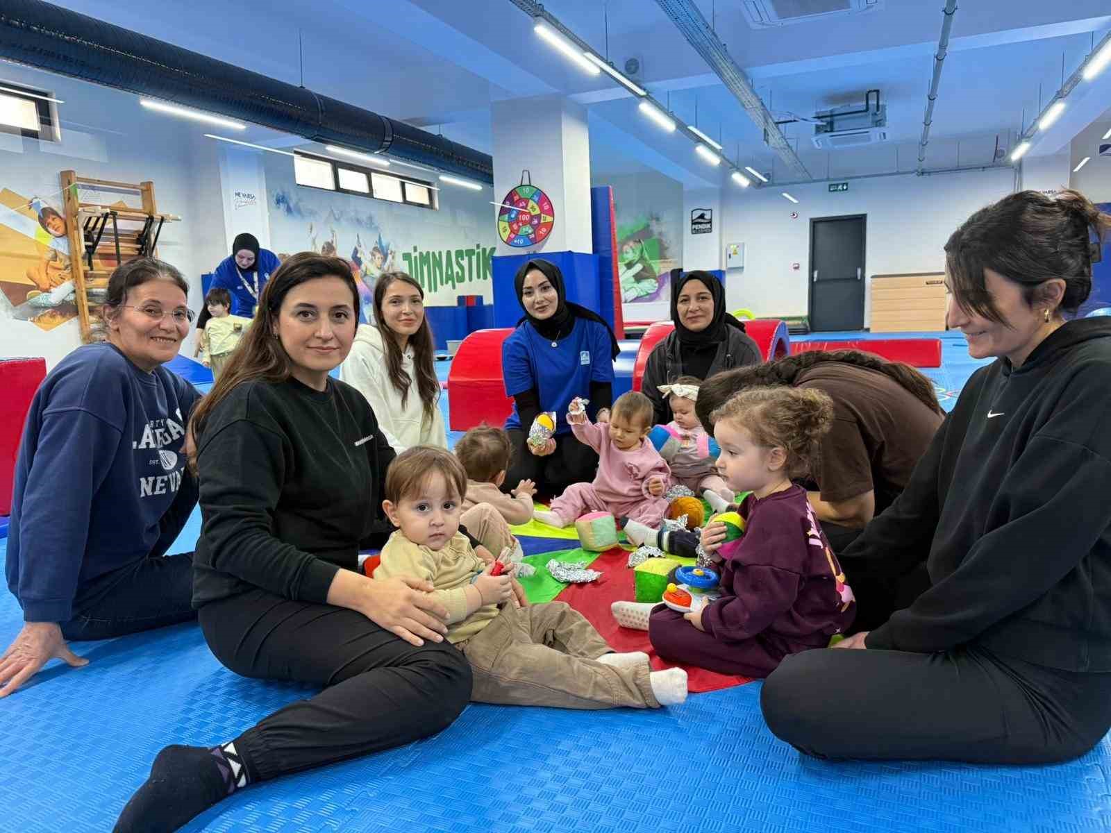 Pendik&rsquo;te anne ve bebekler aynı minderde jimnastik yapıyor
