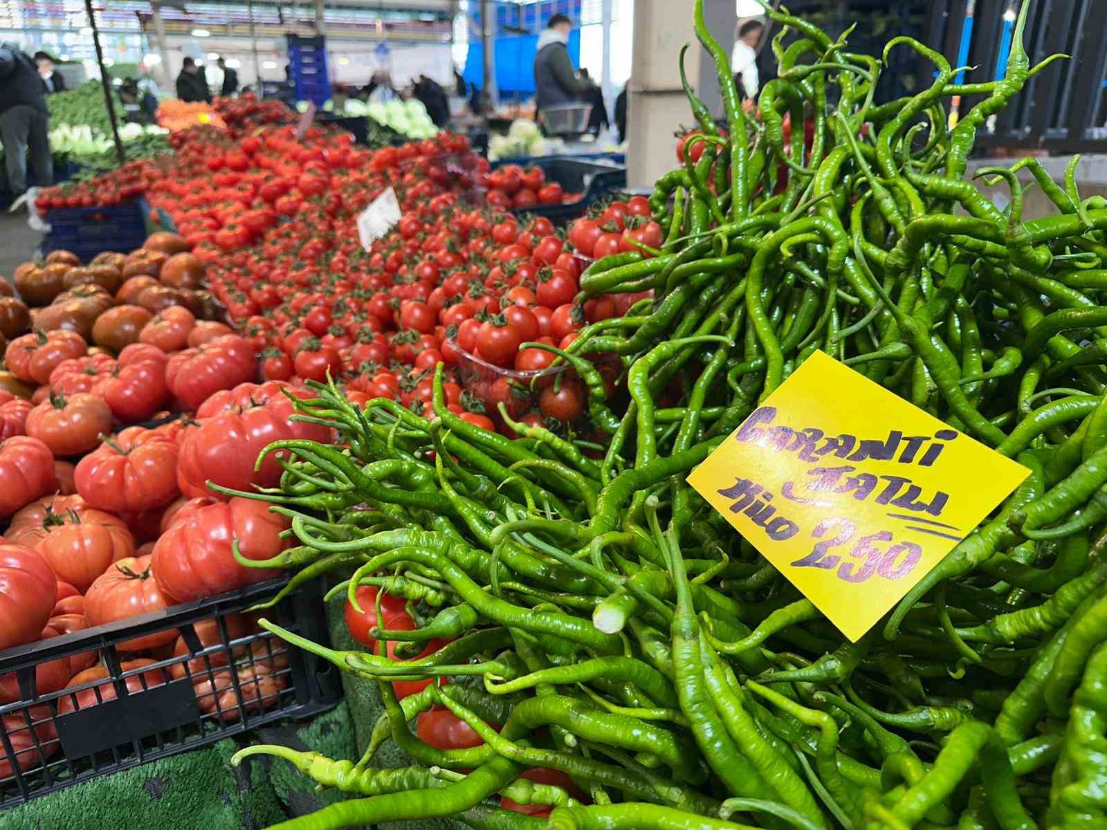 Seraları su basınca sivri biber ve salatalığın ateşi y&uuml;kseldi
