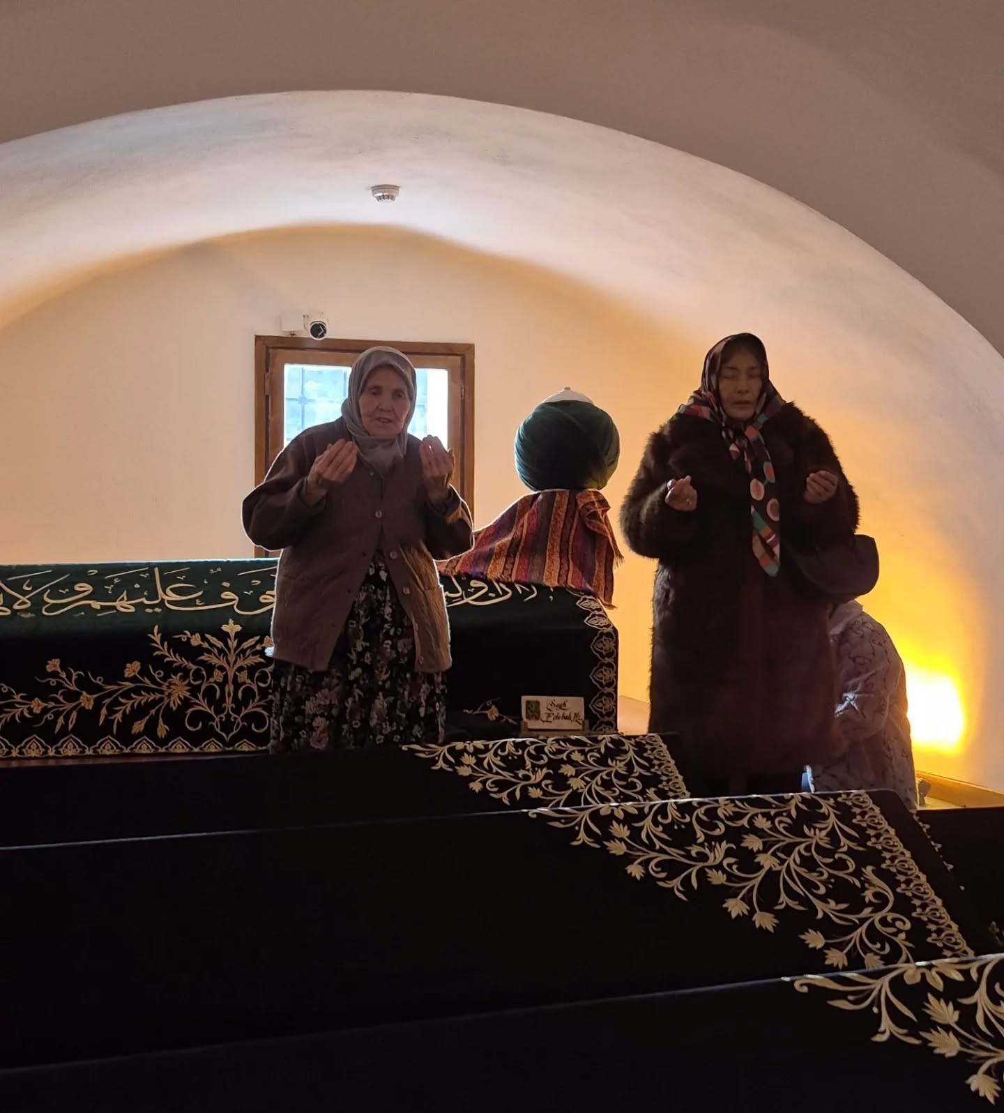 Huzurevi sakinleri Şeyh Edebali T&uuml;rbesinde
