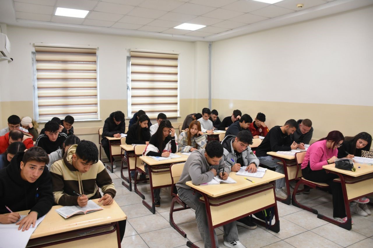 Gen&ccedil;ler &uuml;niversite hayallerine &uuml;cretsiz kavuşuyor
