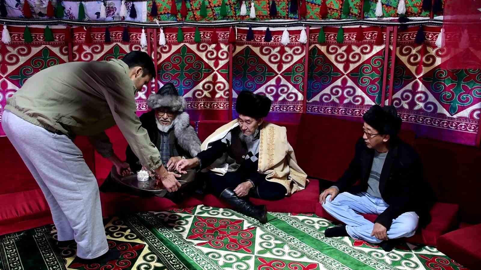 Kırgız aksakallıları otağ &ccedil;adırında ge&ccedil;mişi y&acirc;d ediyor
