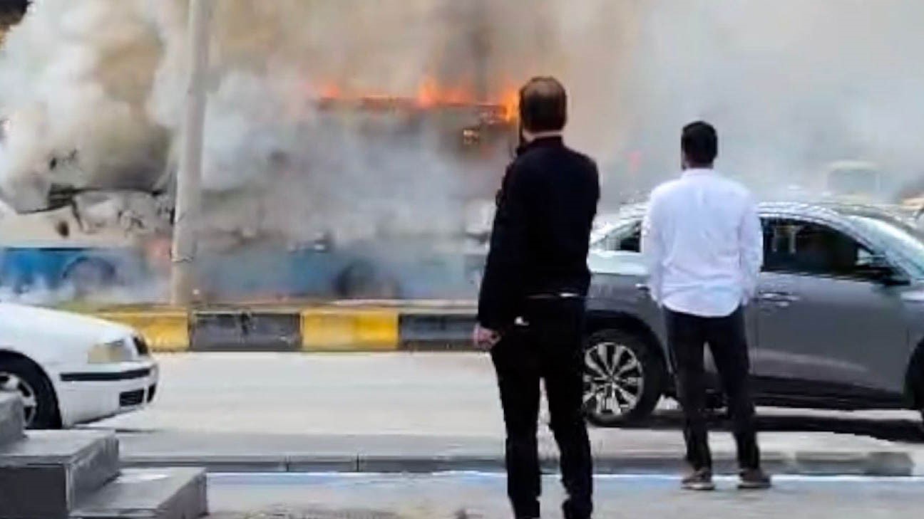 Seyir halindeyken alev alan halk otob&uuml;s&uuml; k&uuml;le d&ouml;nd&uuml;
