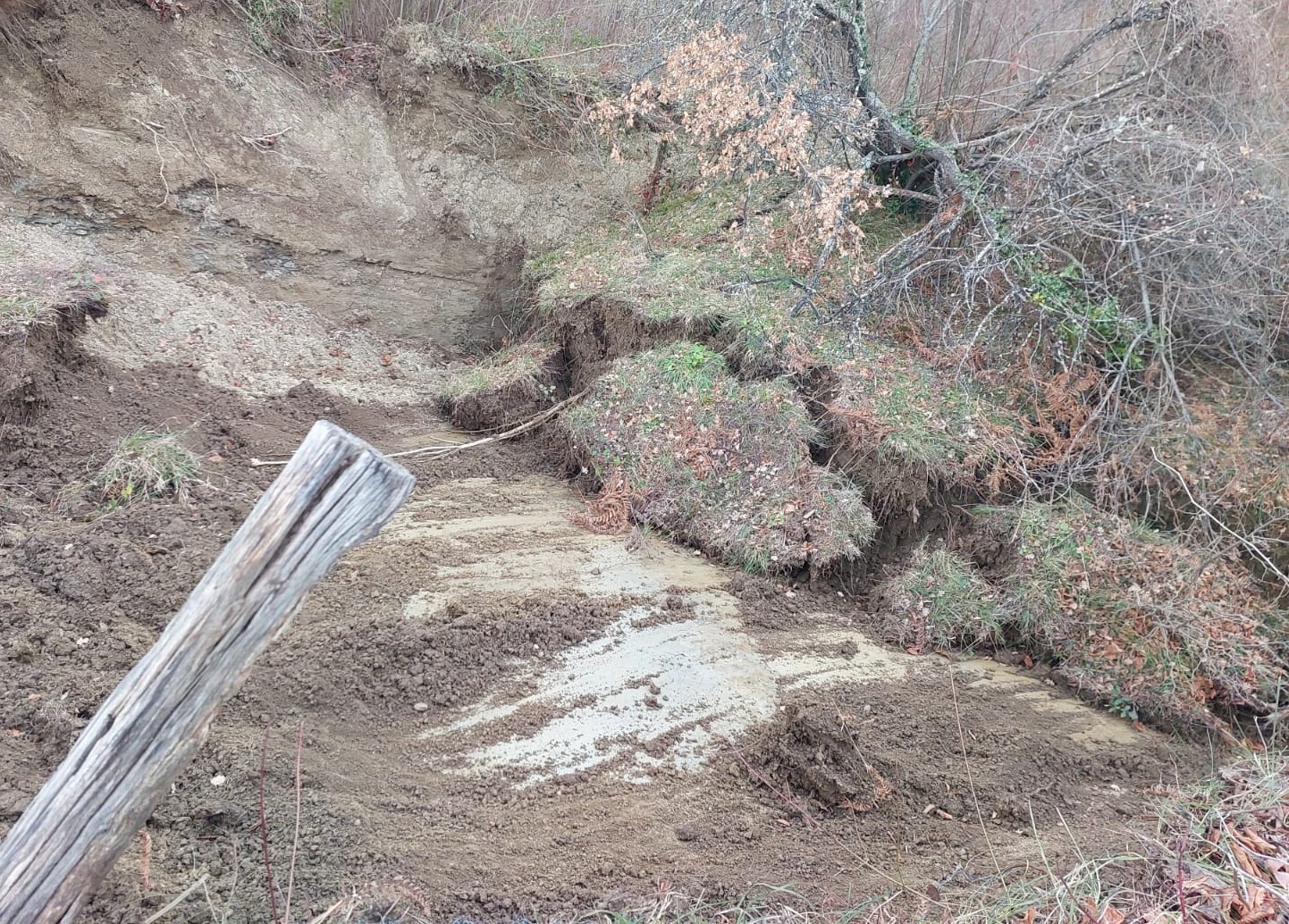 T&uuml;rkeli&rsquo;de heyelan nedeniyle k&ouml;y yolu ulaşıma kapandı
