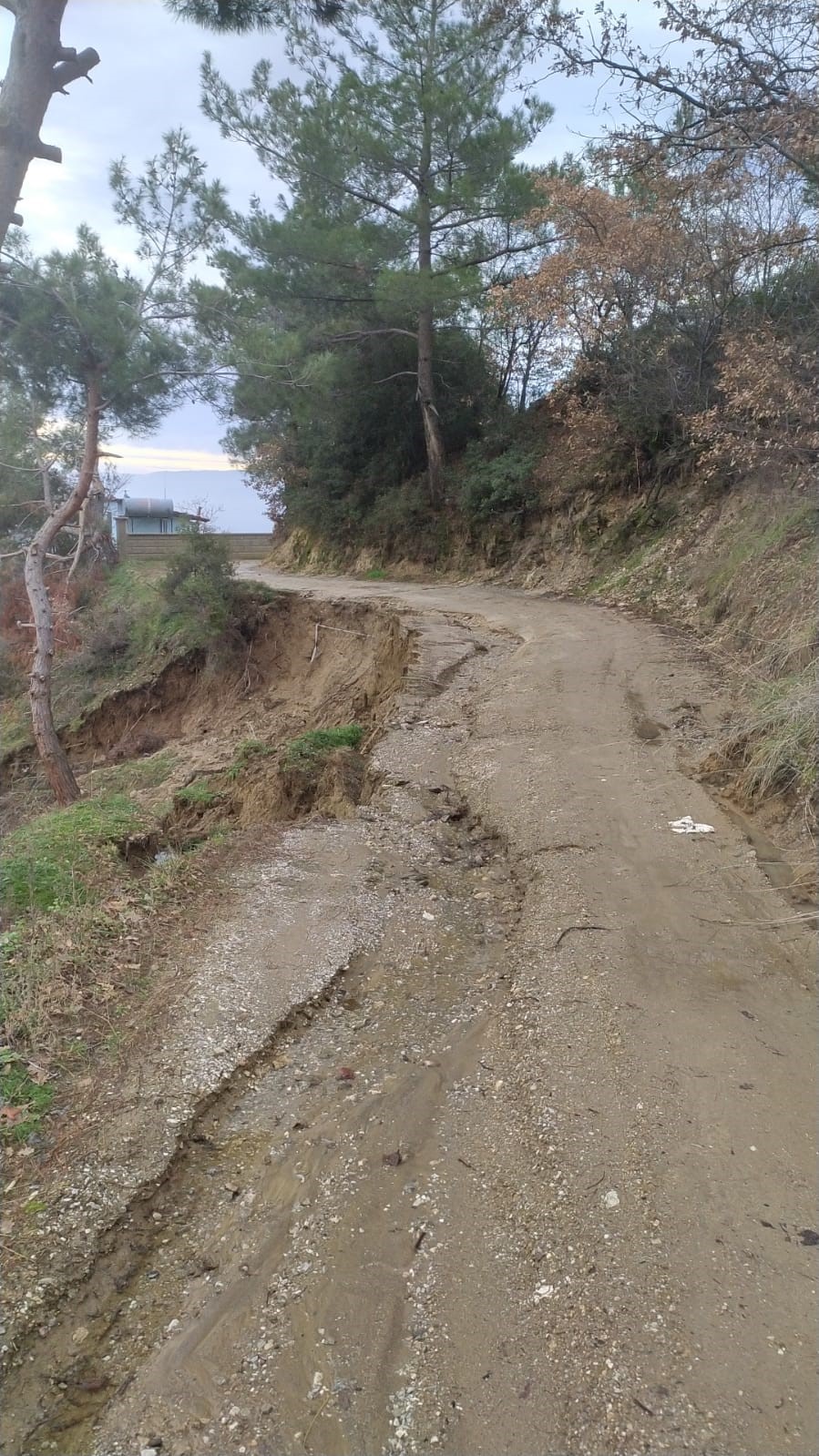 Bozuk yol yağışların ardından &ccedil;ileye d&ouml;nd&uuml;
