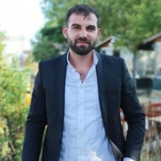 Erzurum&rsquo;da trafik kazasında vefat eden iki kardeş ve bir arkadaşa h&uuml;z&uuml;nl&uuml; veda
