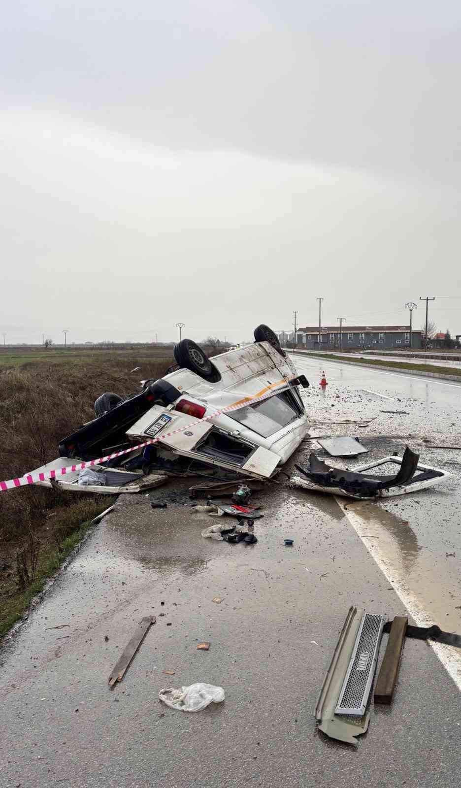 Yağış sonrası kayganlaşan yolda taklalar atan transit hurdaya d&ouml;nd&uuml;: 2 yaralı
