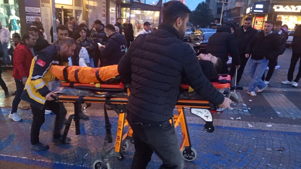 Kazada fırlayan motokurye otomobilin &uuml;zerine d&uuml;şt&uuml;
