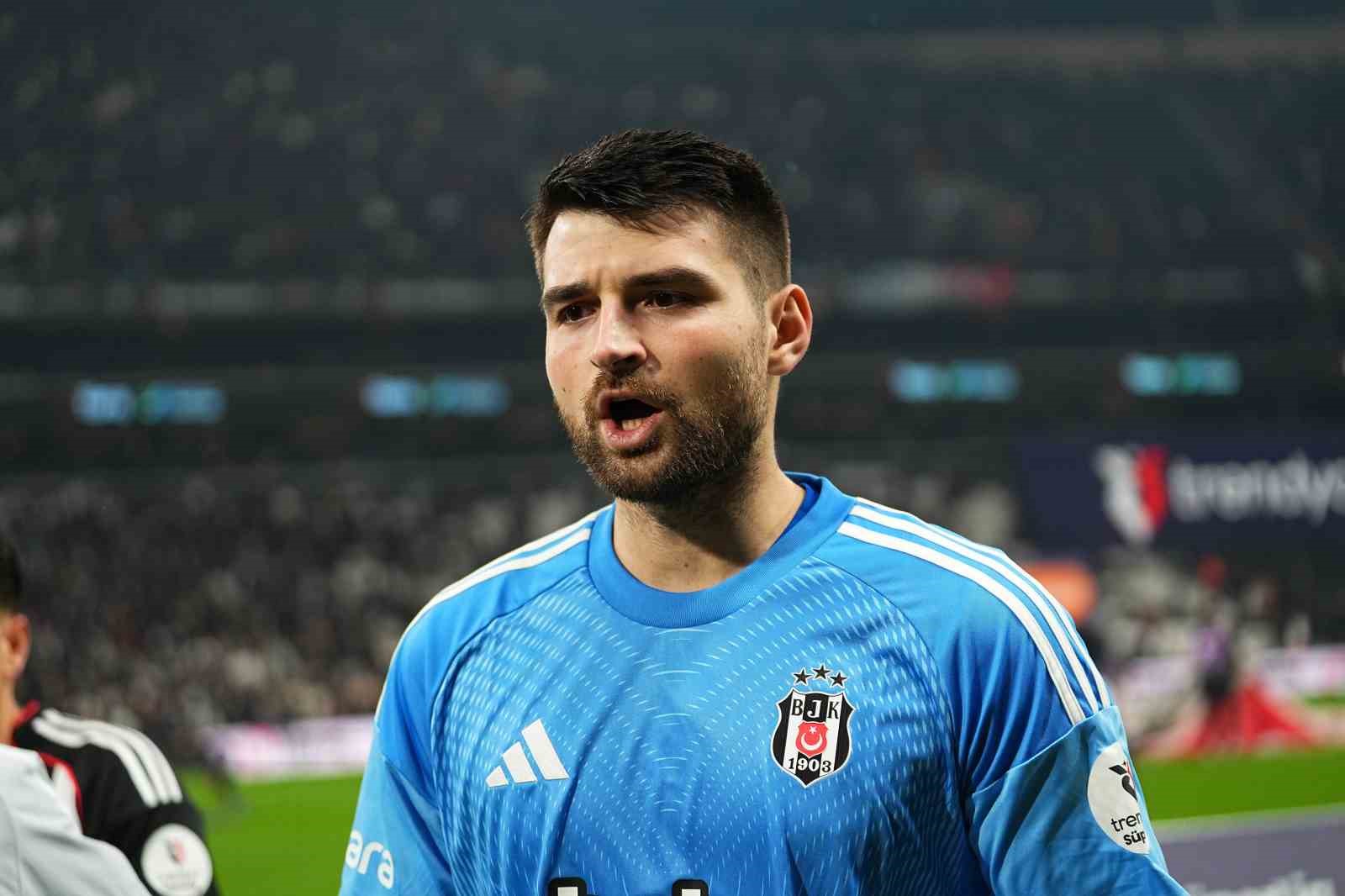 Beşiktaş taraftarından kaleci Ersin&rsquo;e &ouml;nce tepki, sonra destek
