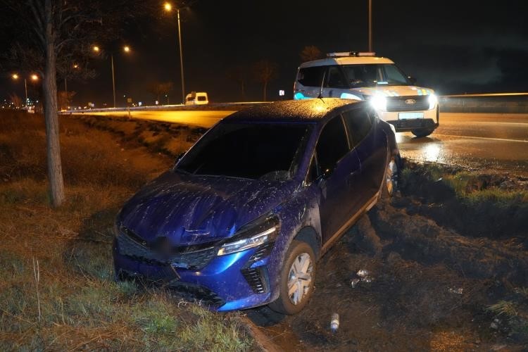 Kontrolden &ccedil;ıkan otomobil şarampole devrildi, s&uuml;r&uuml;c&uuml; kayıplara karıştı
