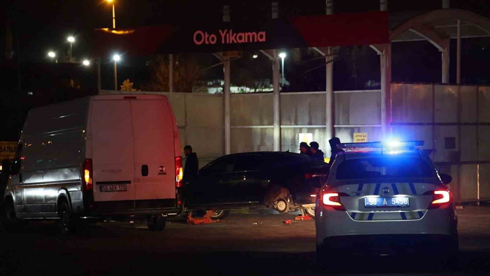 Nevşehir&rsquo;de yolda oluşan &ccedil;ukurlar, 5 aracı yolda bıraktı
