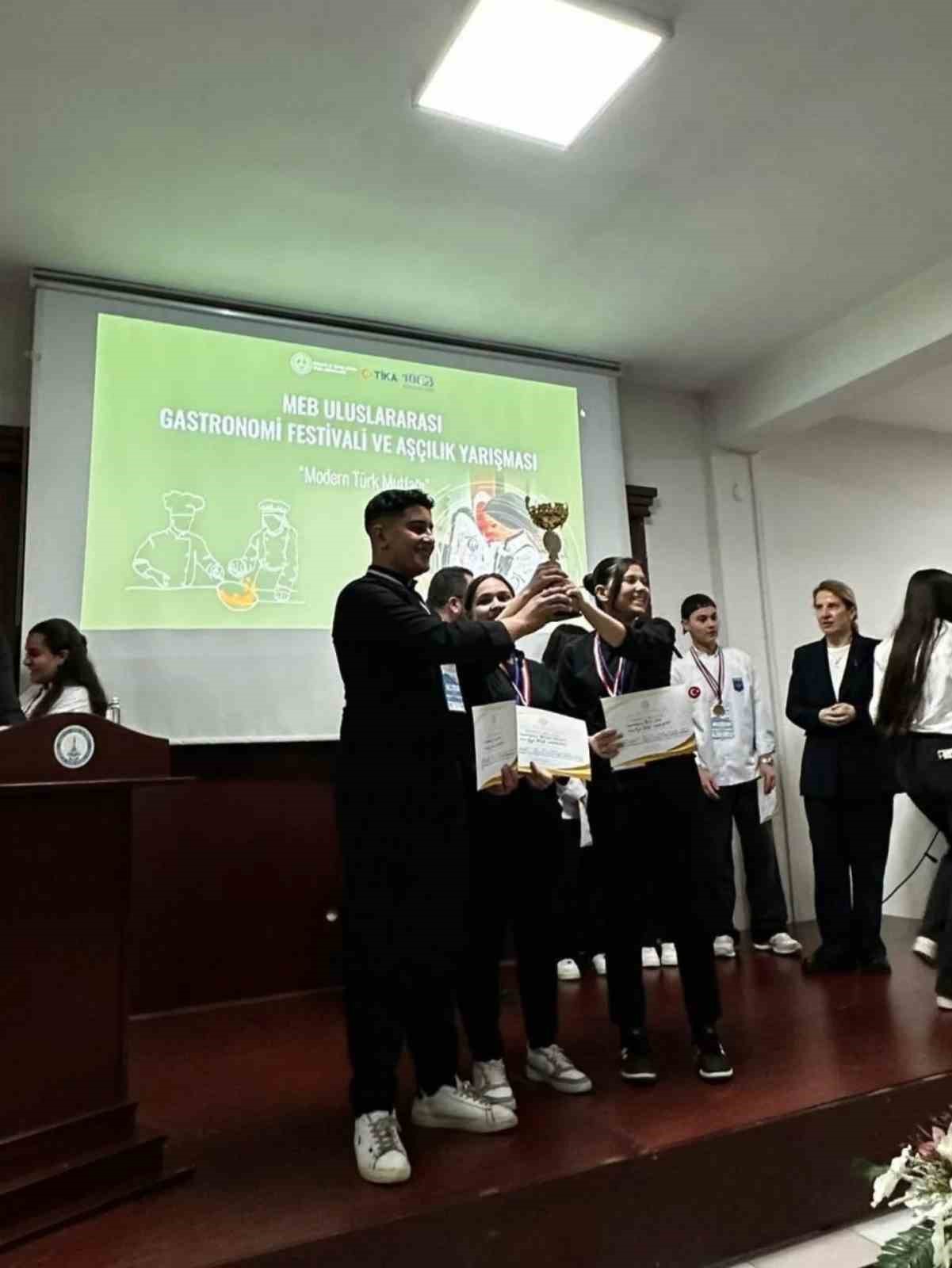 Kuşadası&rsquo;ndaki okul aş&ccedil;ılık yarışmasında b&ouml;lge birincisi oldu
