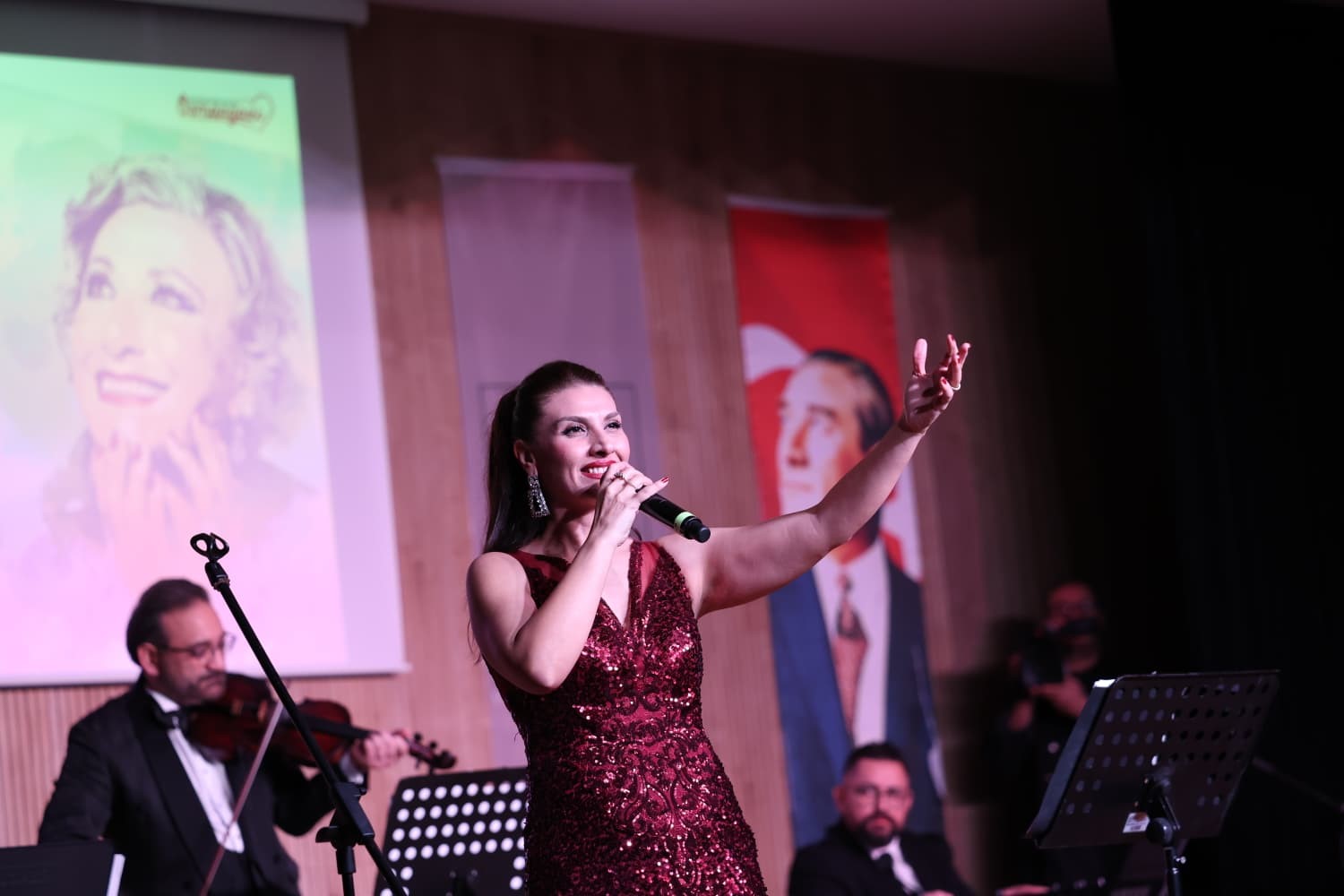 M&uuml;zeyyen Senar Osmangazi&rsquo;de şarkılarla anıldı
