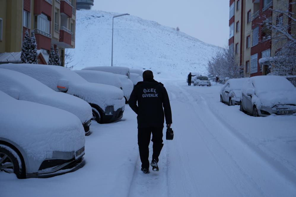 Erzurum yine beyaza b&uuml;r&uuml;nd&uuml;: 775 k&ouml;y yolu ulaşıma kapandı