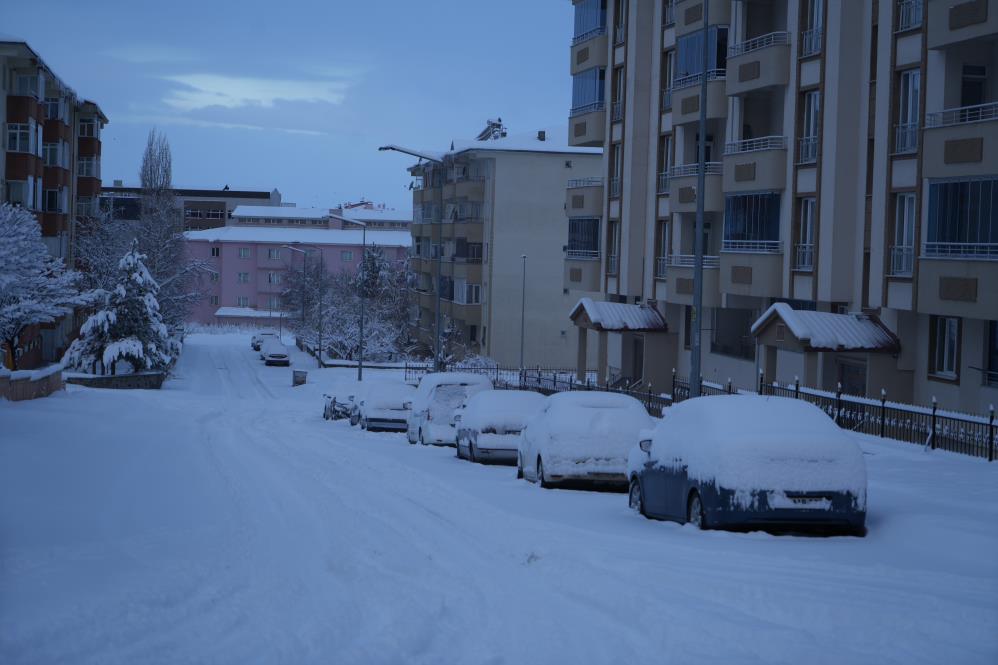 Erzurum yine beyaza b&uuml;r&uuml;nd&uuml;: 775 k&ouml;y yolu ulaşıma kapandı