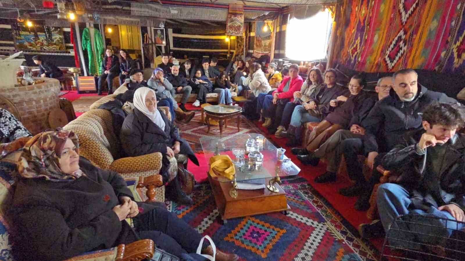 Diyar diyar gezip k&uuml;lt&uuml;r arşivi oluşturuyorlar
