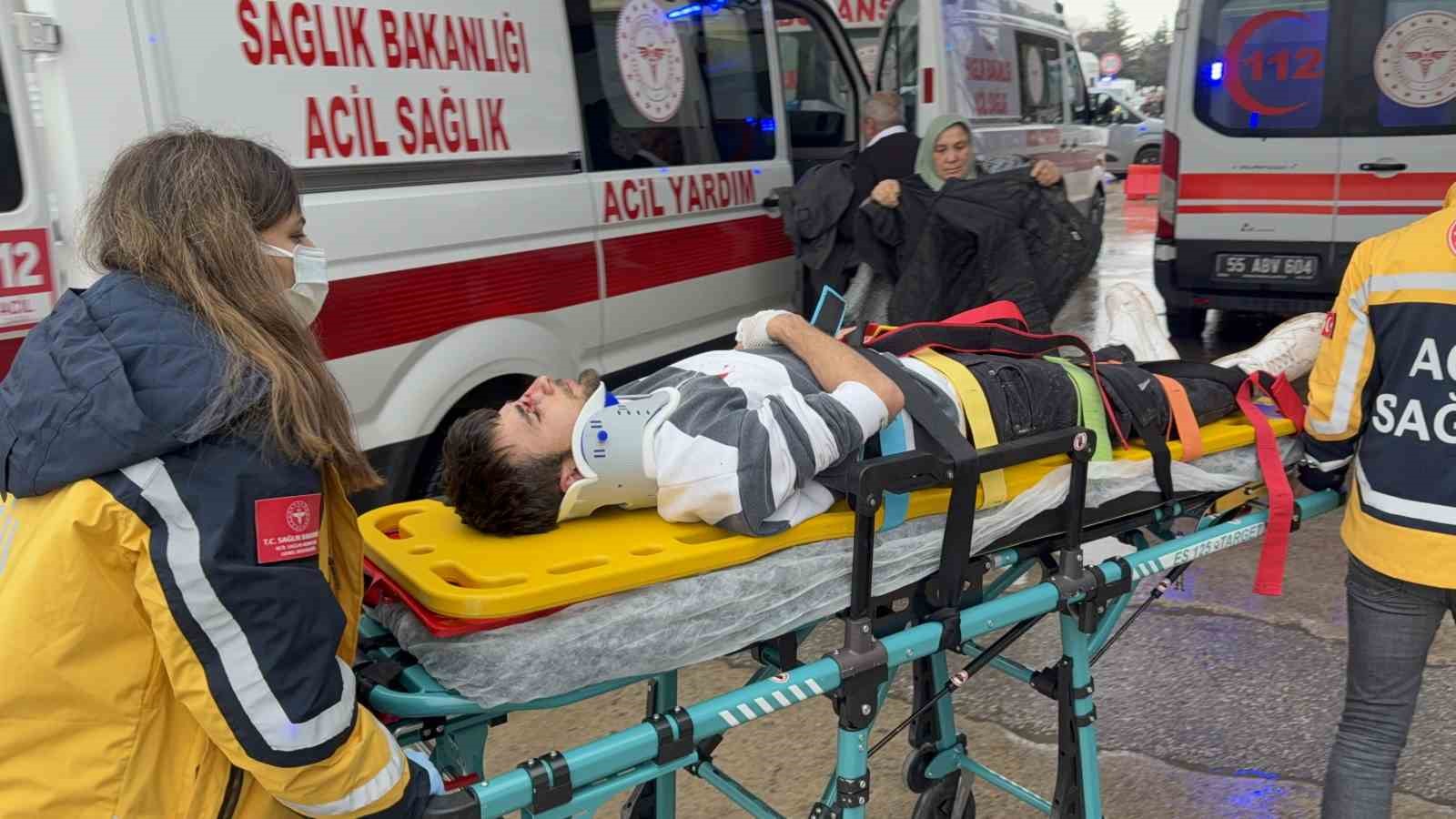 Babasını ameliyata g&ouml;t&uuml;r&uuml;rken yaptığı kazada oğlu yaralandı
