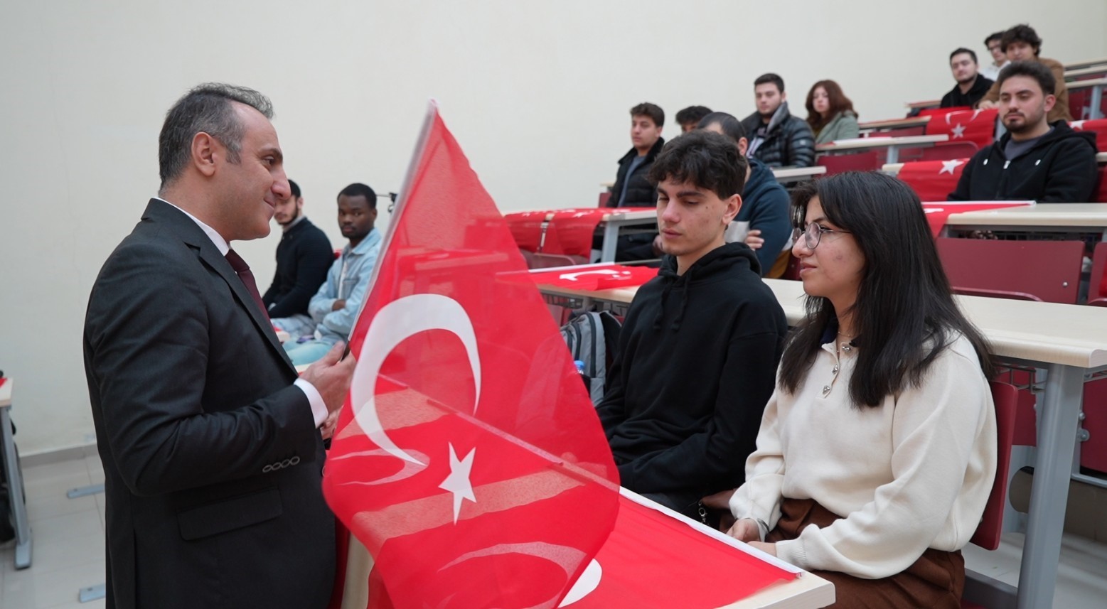 G&uuml;m&uuml;şhane &Uuml;niversitesi&rsquo;nde ilk ders T&uuml;rk Bayrağı&rsquo;na ayrıldı
