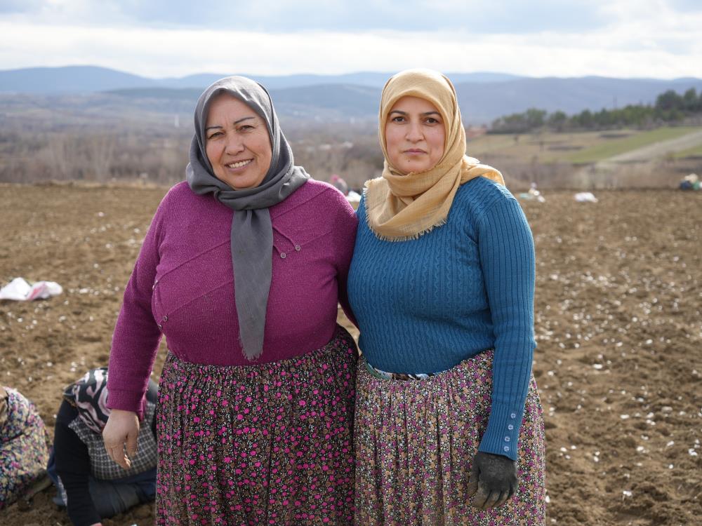 Annenin fedakarlık dolu yolculuğu: &Ccedil;ocukları i&ccedil;in megakenti bırakıp toprağa sarıldı
