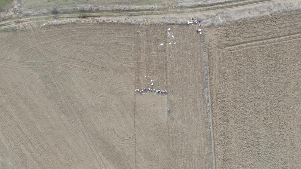 Annenin fedakarlık dolu yolculuğu: &Ccedil;ocukları i&ccedil;in megakenti bırakıp toprağa sarıldı