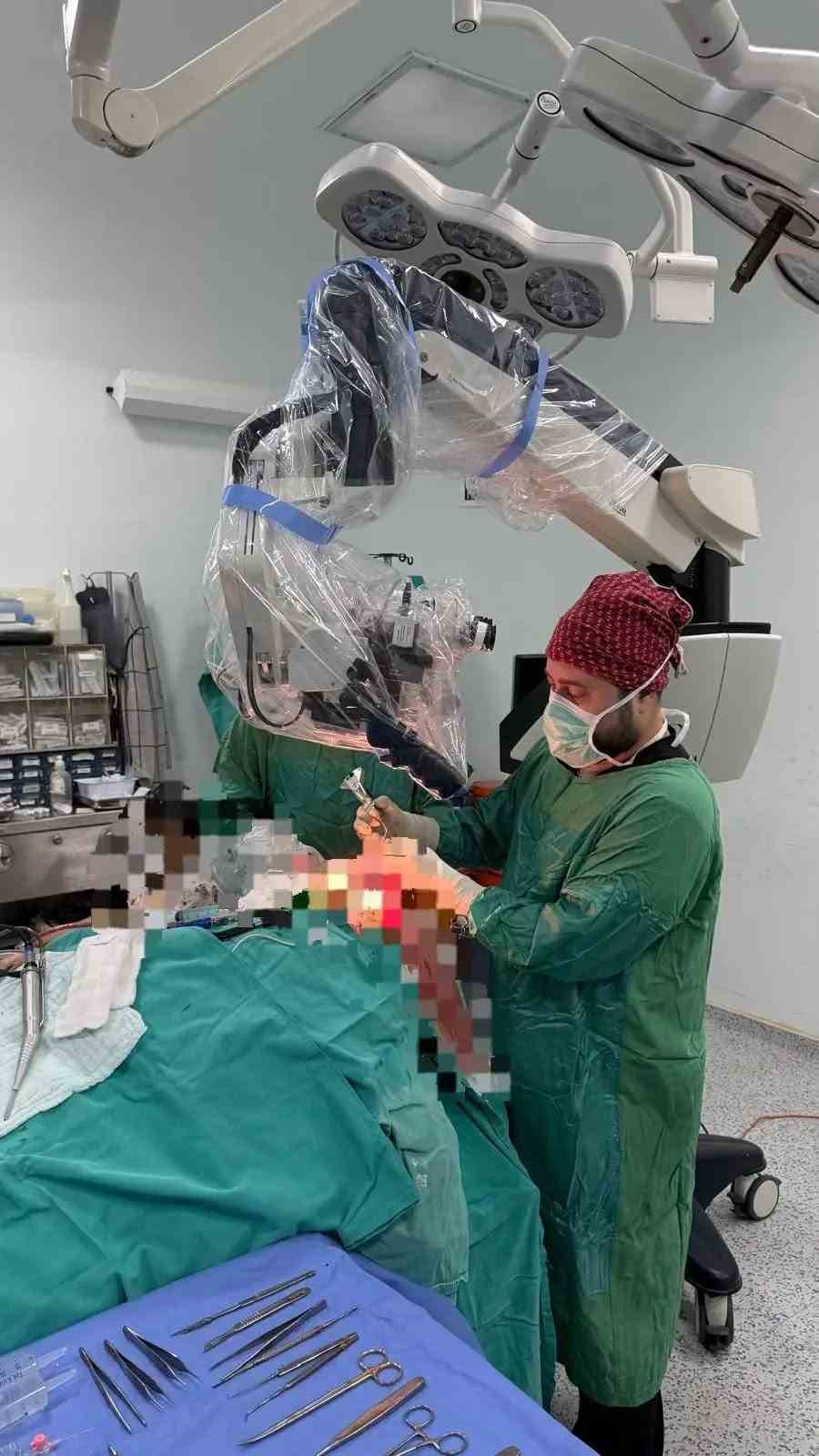 Bandırma&rsquo;da 72 yaşındaki beyin t&uuml;m&ouml;r&uuml; hastası son teknolojiyle sağlığına kavuştu
