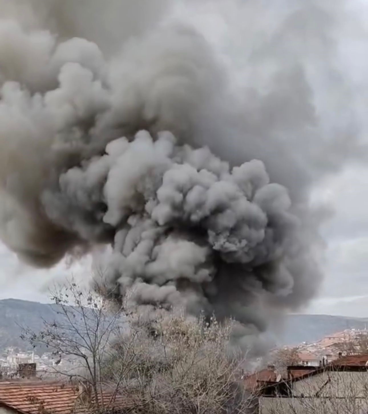 &Ccedil;ankırı&rsquo;da evin &ccedil;atısı alevlere teslim oldu
