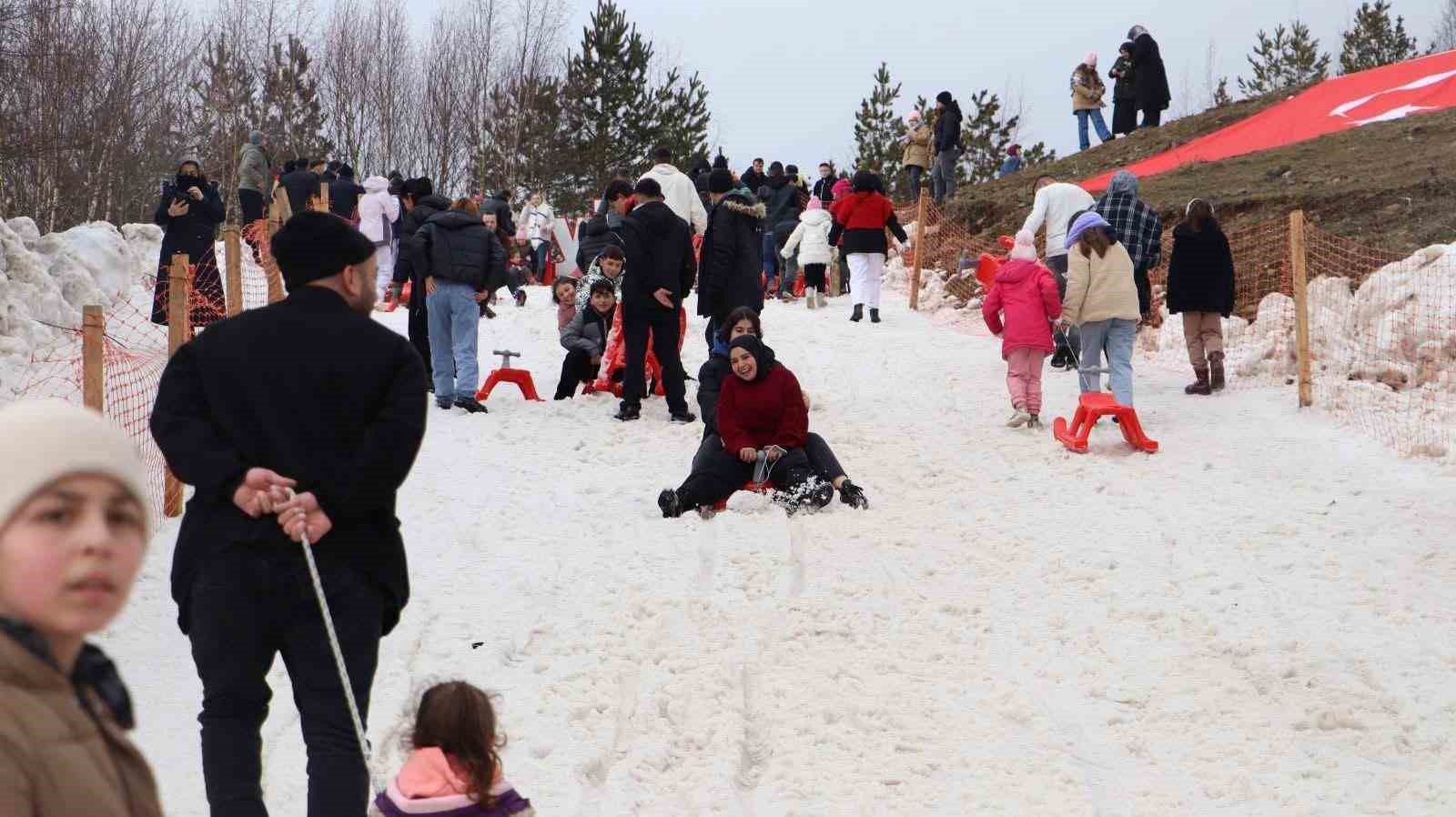 Ordu&rsquo;nun menderesleri ile &uuml;nl&uuml; bin 500 rakımlı yaylasında kar festivali
