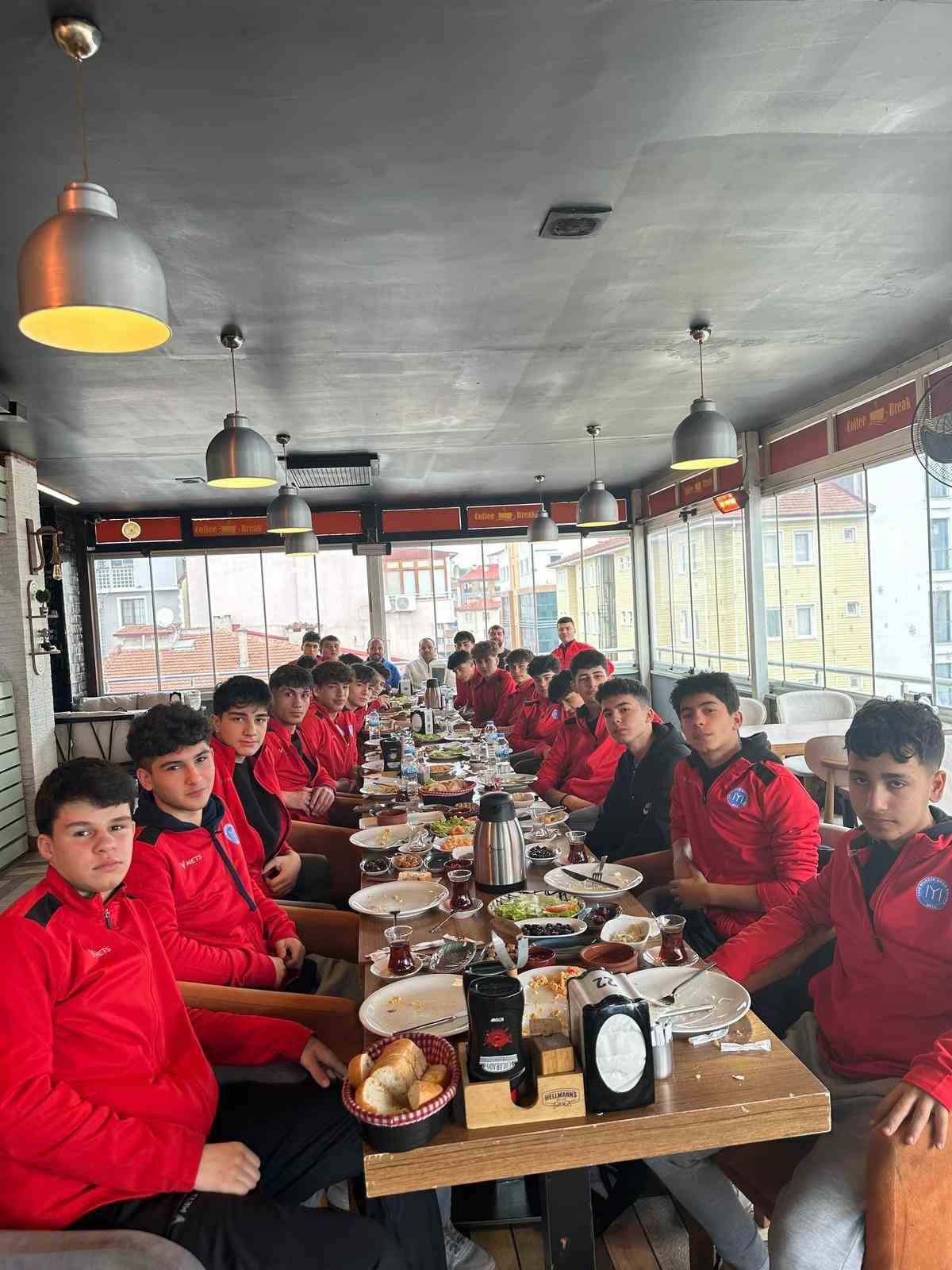 Şampiyon olan 1299 Bilecik Kul&uuml;b&uuml; kahvaltıda buluştu
